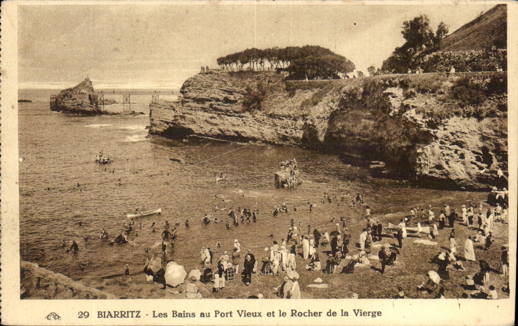 CPA Biarritz Les Bains au port Vieux et le Rocher de la Vierge