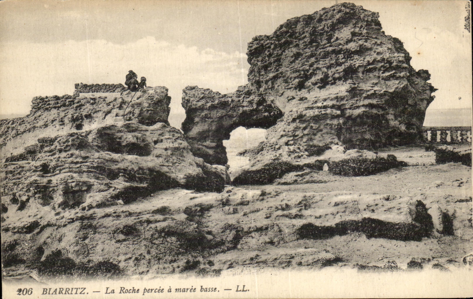 CPA Biarritz La Roche Percee a Maree Basse