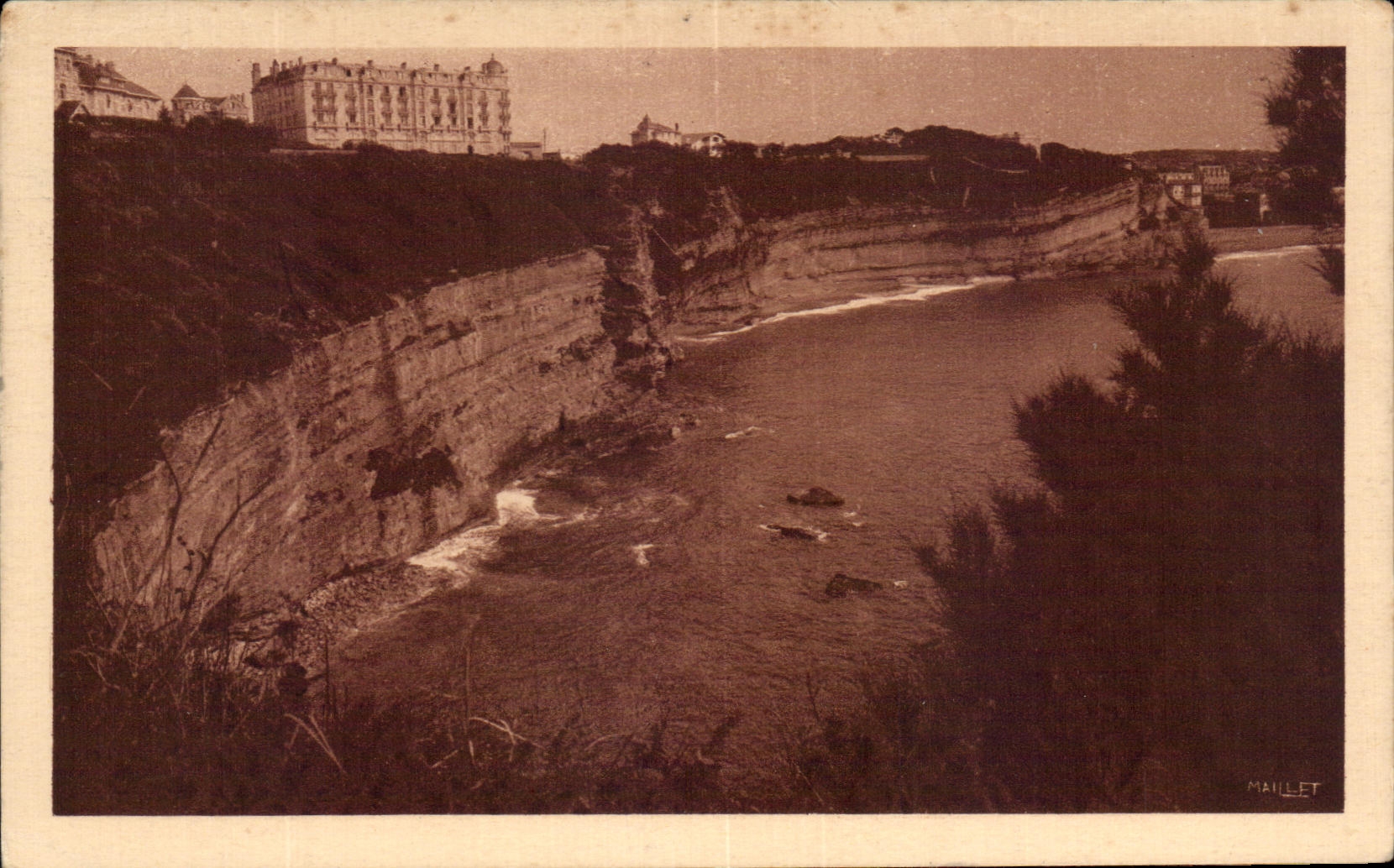 CPA Biarritz Les falaises et l'Hotel Regina