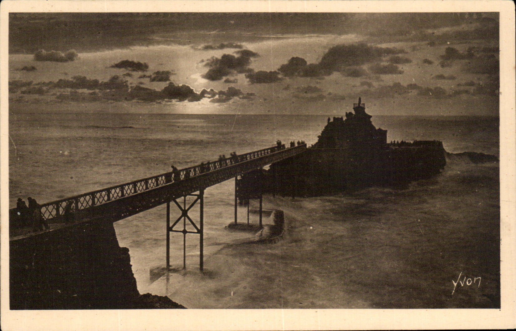 CPA Biarritz Le Rocher de la Vierge au Crepuscule