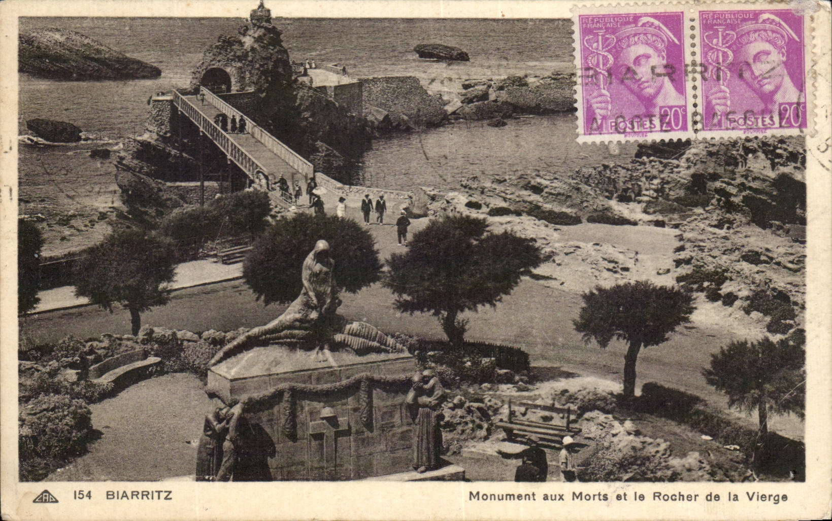 CPA Biarritz Monument aux Morts et le Rocher de la Vierge