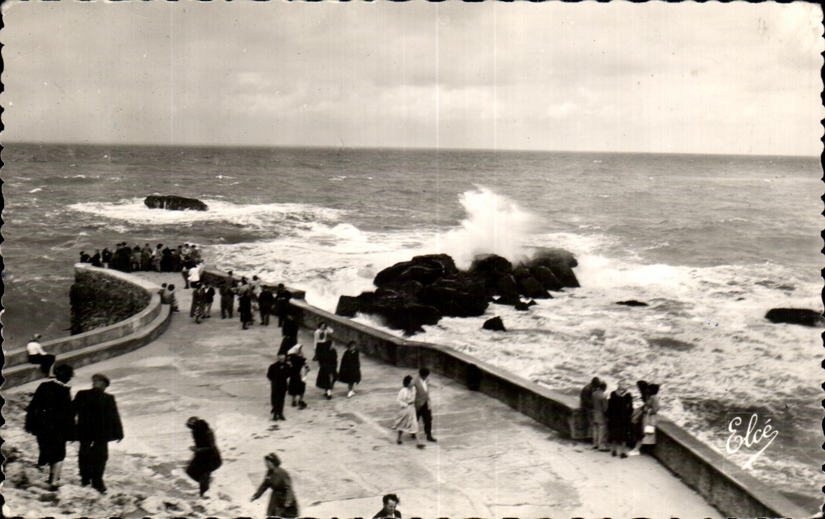 CPA Biarritz La Plate Forme du Rocher de la Vierge Par Gros Temps
