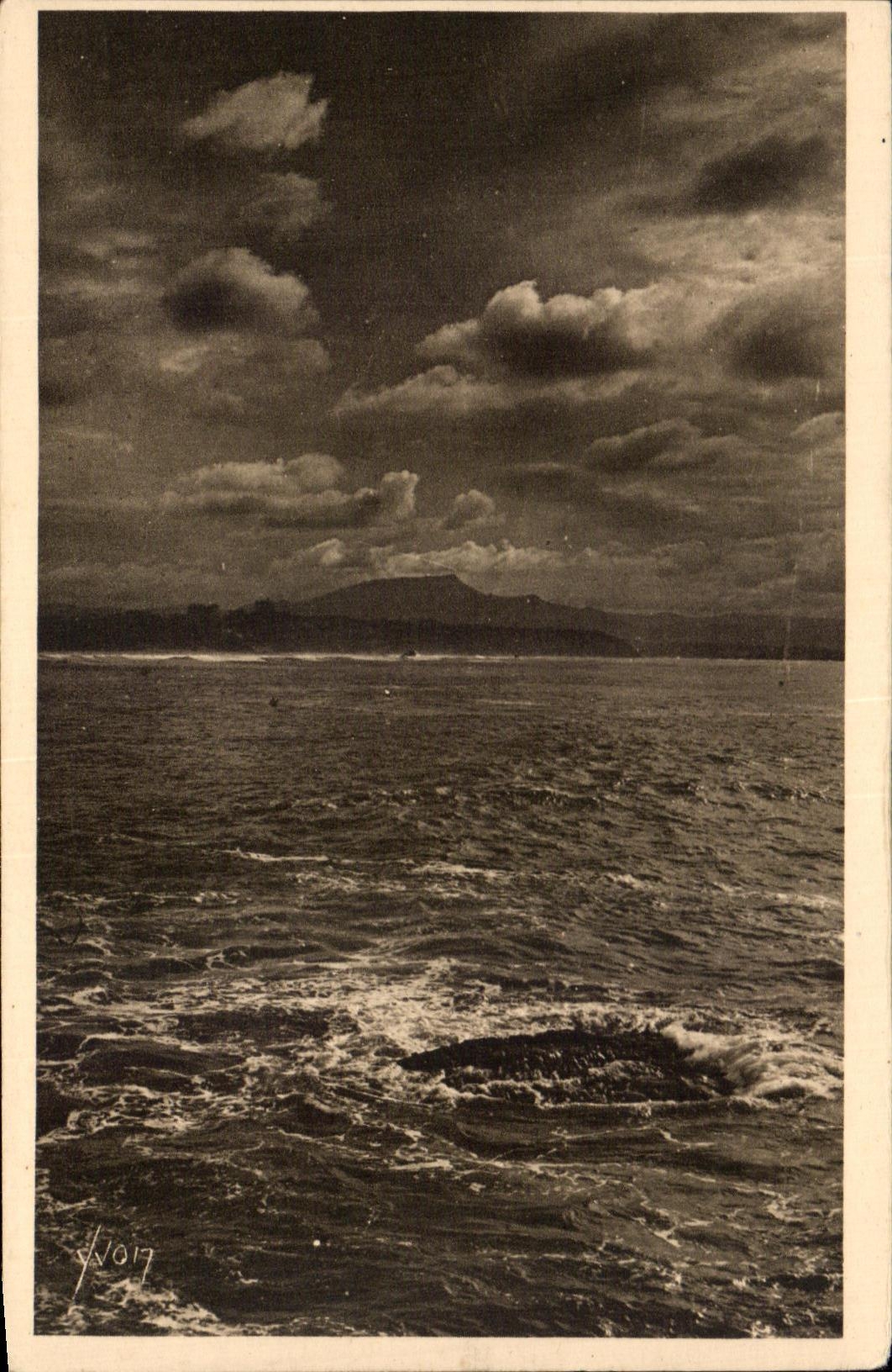 CPA Biarritz Menace d'Orage Sur la Cote des Basques Dans le Lointaine le Massif de la Rhune