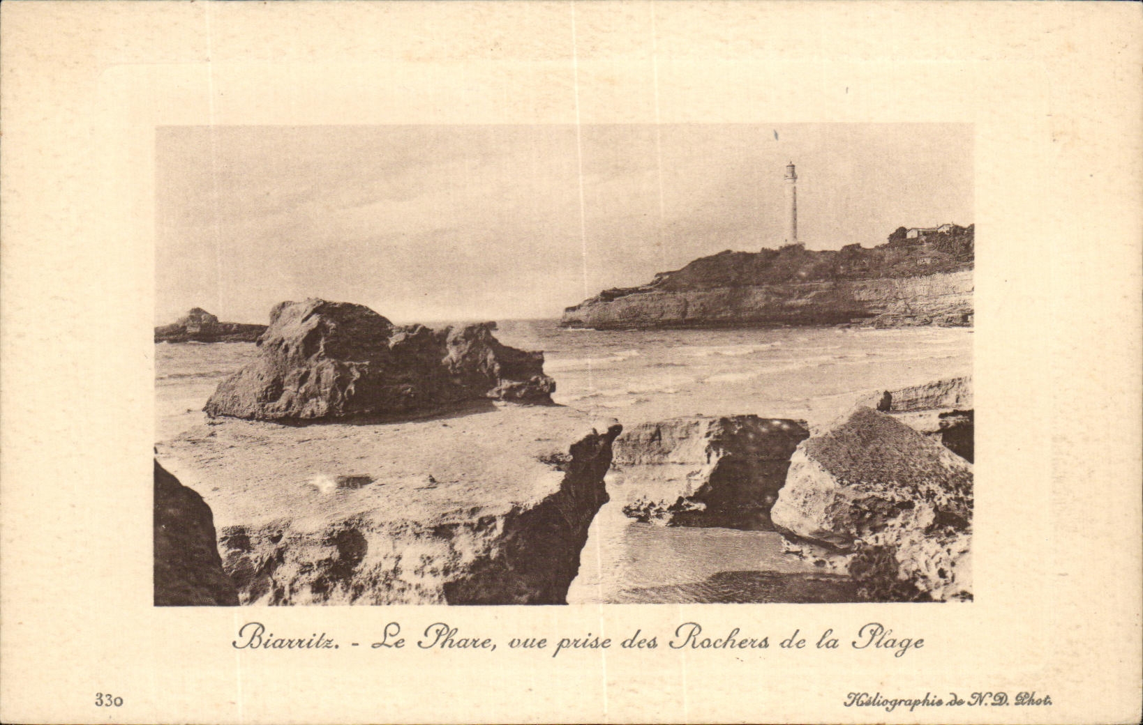 CPA Biarritz Le Phare Vue Prise des Rochers de la Plage