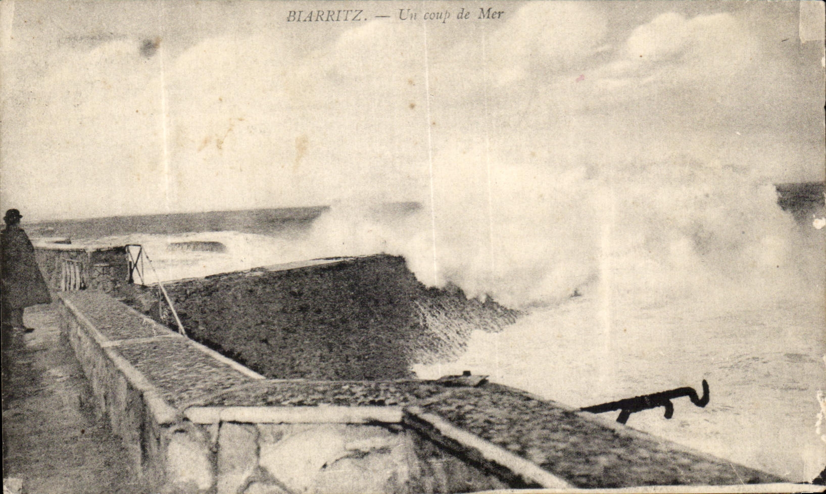 CPA Biarritz Un Coup de Mer