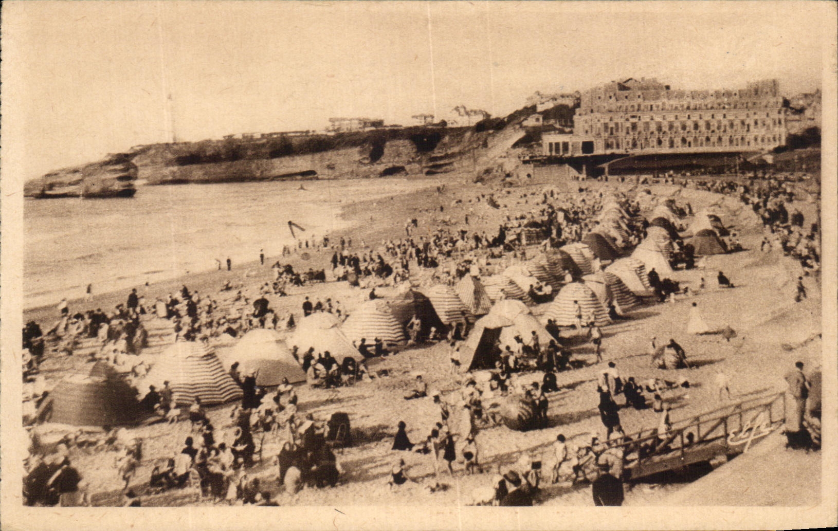 CPA Biarritz L'Heure du Bain Sur la Grande Plage