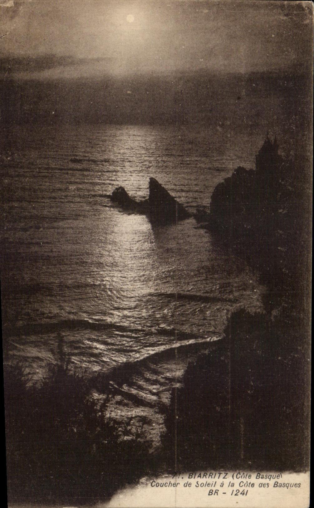 CPA Biarritz Coucher de Soieil a la Cote des Basques 