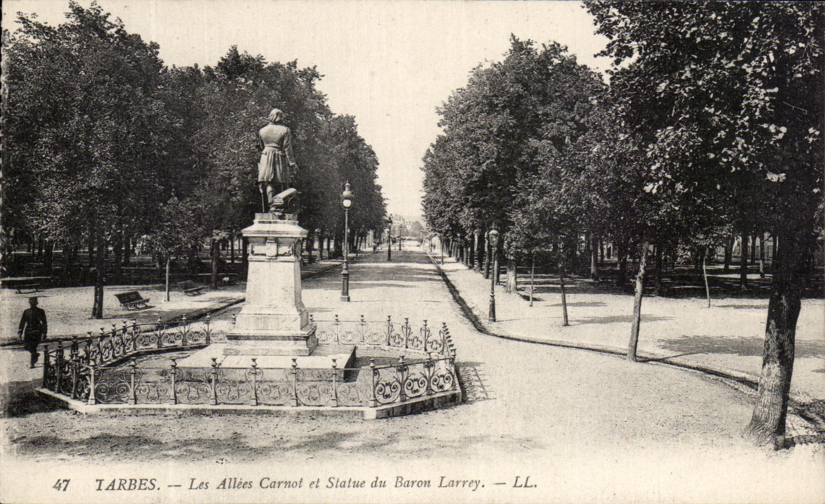 CPA Tarbes Les Allees Carnot Et Statue Du Baron Larrey