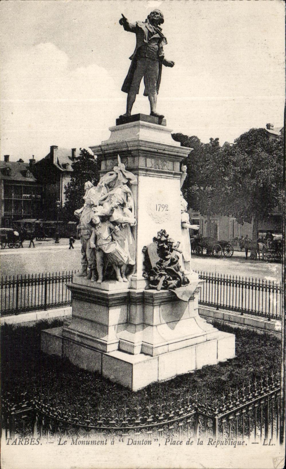 CPA Tarbes Le Monument Danton Place De La Republique