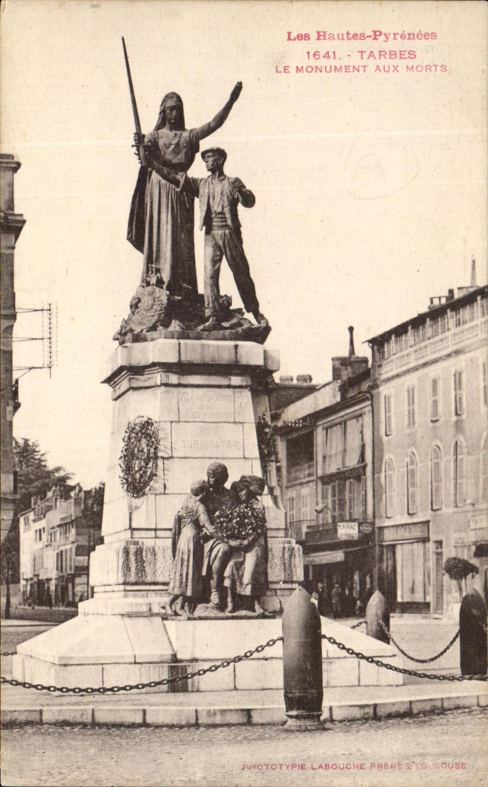 CPA Les Hautes Pyrenees Tarbes Le Monument Aux Morts Militaria