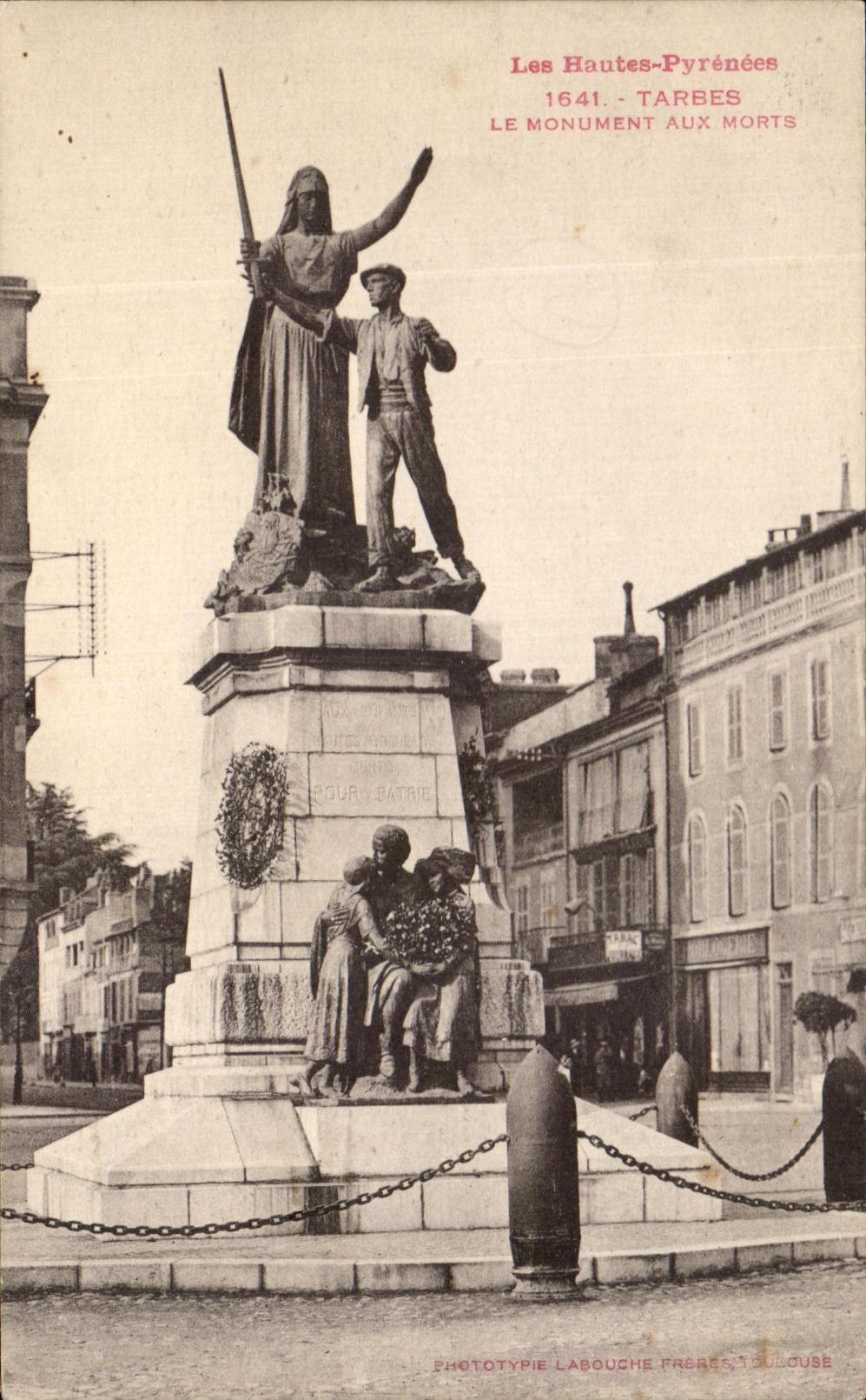 CPA Les Hautes Pyrenees Tarbes Le Monument Aux Morts Militaria