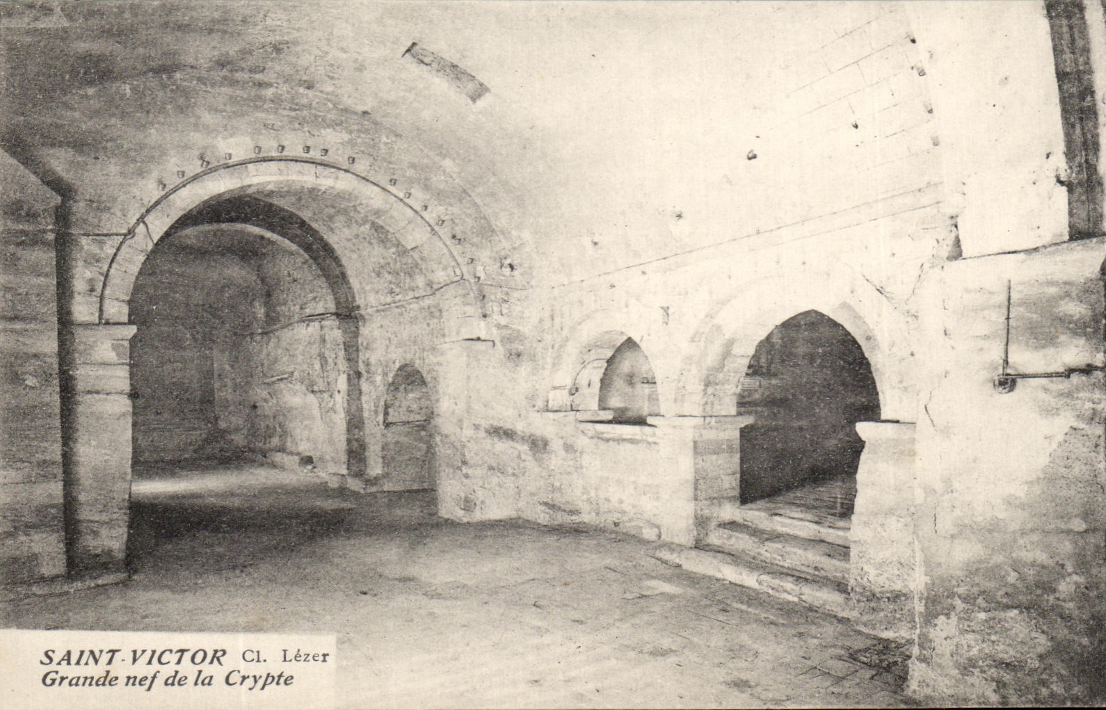 CPA Saint Victor Grande Nef De La Crypte