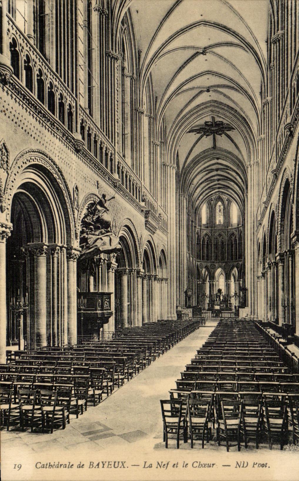 CPA Cathedrale de Bayeux La Nef et le Choeur