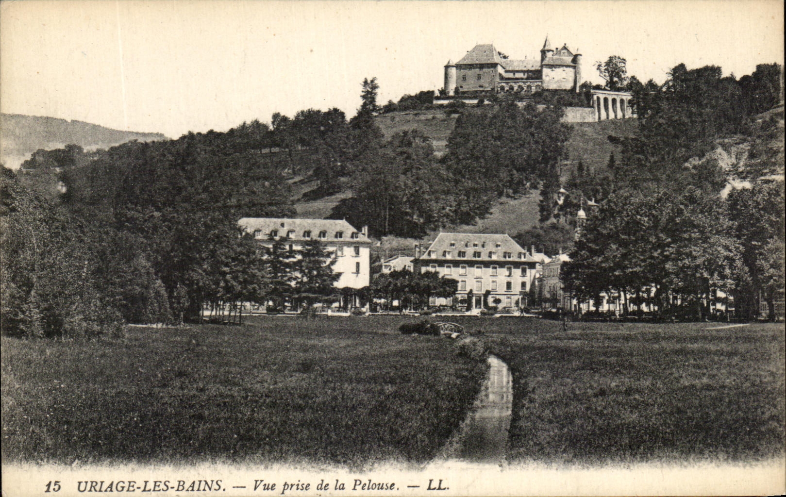 CPA Uriage Les Bains Vue Prise De LA Pelouse