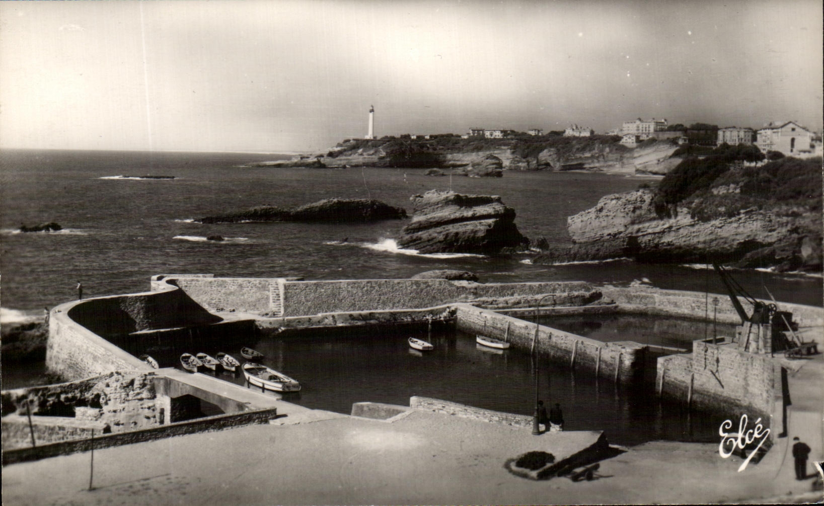 CPA Biarritz Le Port Vieux Et Le Phare