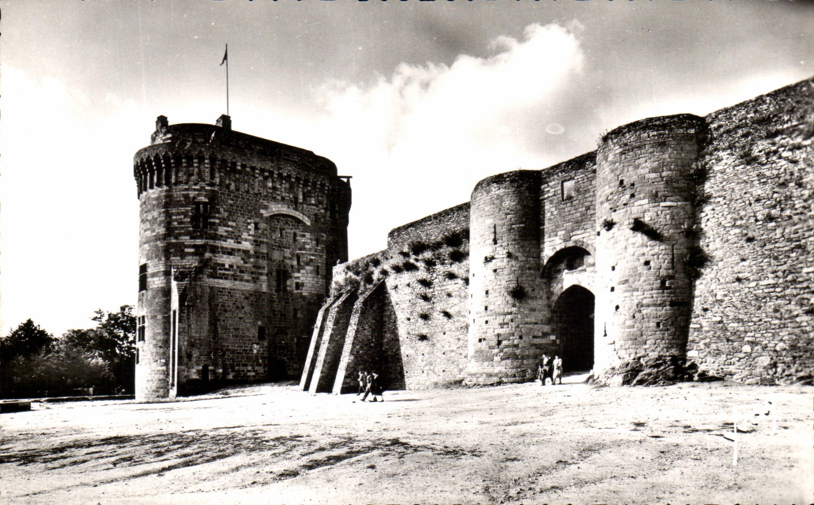 CPSM Dinan Chateau de la Duchesse Anne La Porte du Guichet Le Donjon