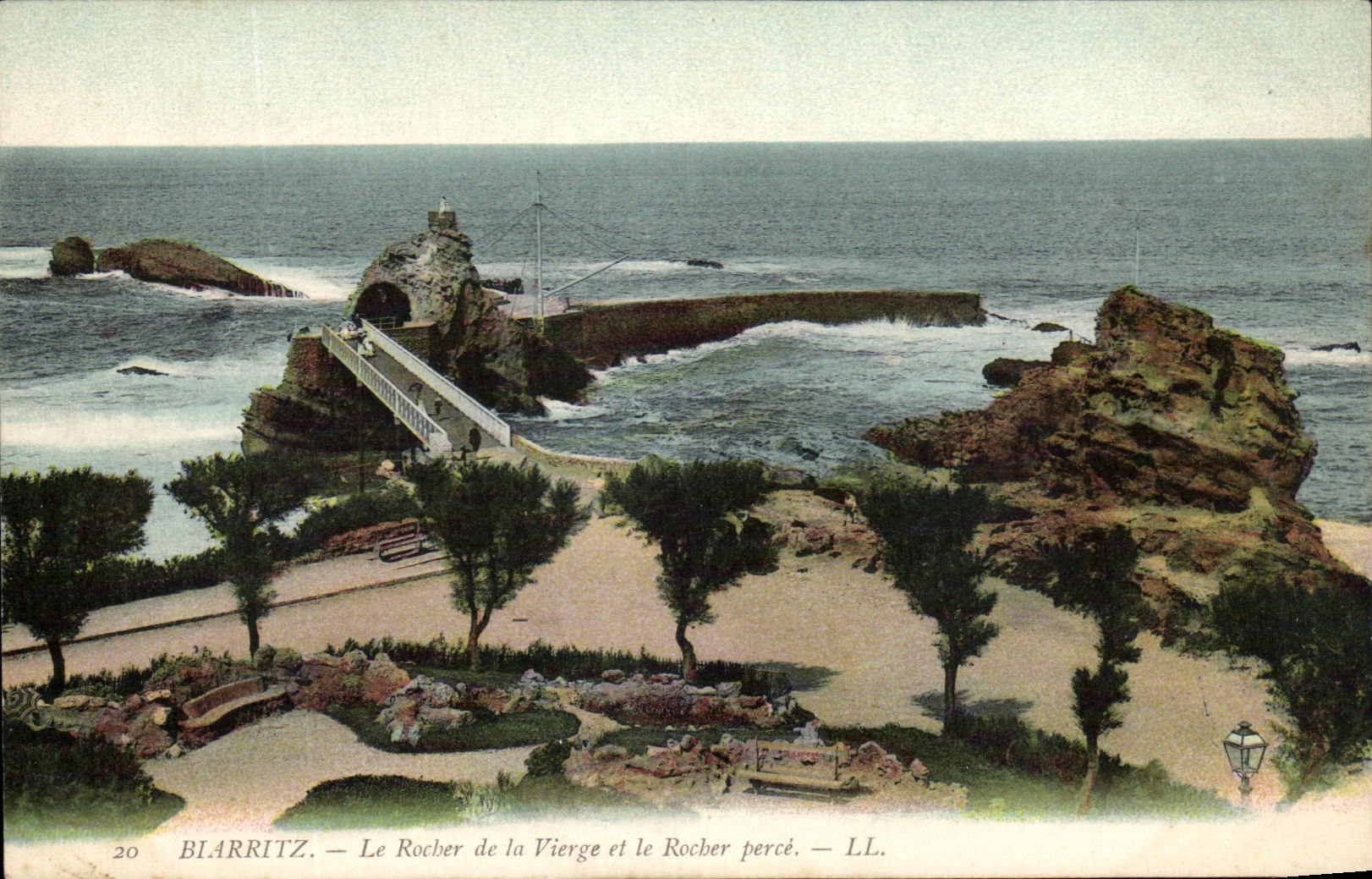 CPA Biarritz Le Rocher de la Vierge et le Rocher percee