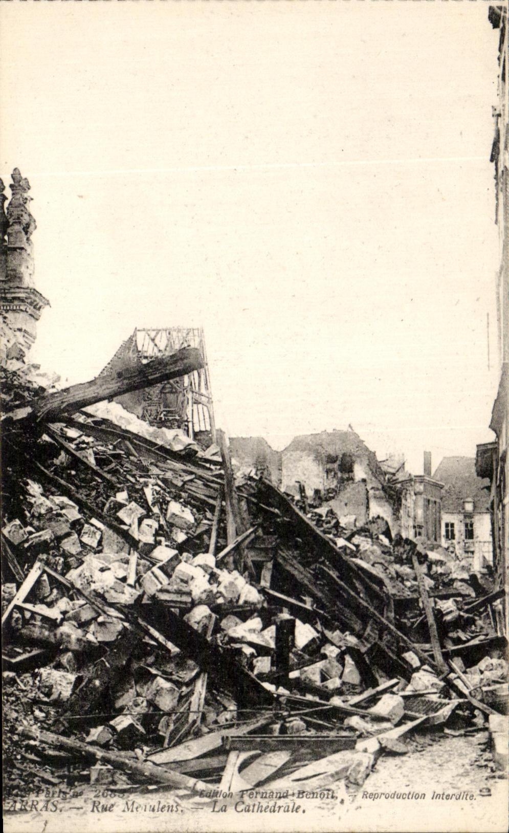 CPA Arras Rue Meaulens La Cathedrale Militaria 