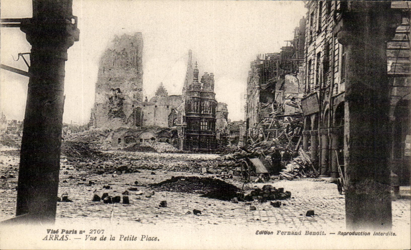 CPA Arras Vue De La Petite Place Militaria