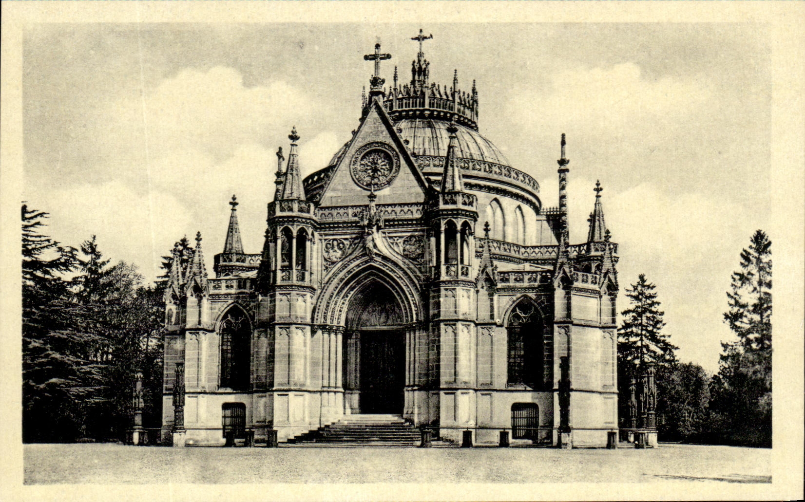 CPA Dreux La Chapelle St louis Sepulture de la Famille d'Orleans