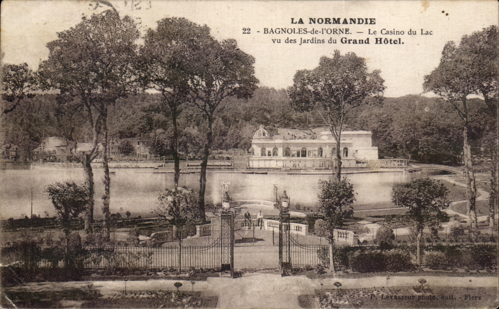 CPA La Normandie Bagnoles De l'Orne Le casino Du Lac Vu Des Jardins Du Grand Hotel