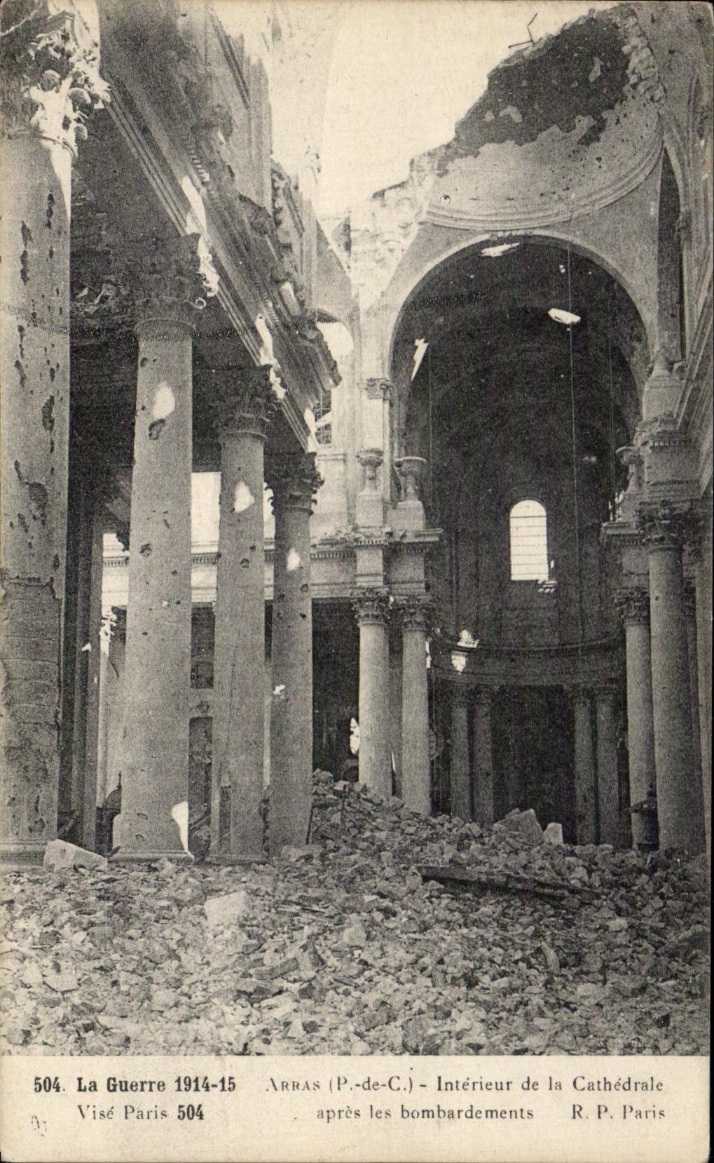 CPA La Guerre Arras Interieur de la Cathedrale apres les bombardements Militaria