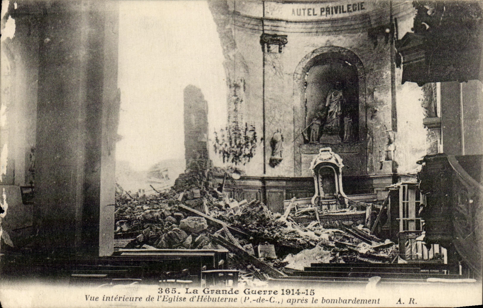 CPA La Grande Guerre Vue Interieure de I'Eglise d'Hebuterne apres le bombardement militaria