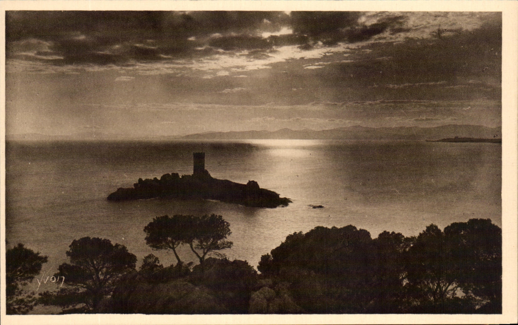 CPA Cote D'Azur Sant Raphael Agay L'Ile d'Or au coucher du soleil