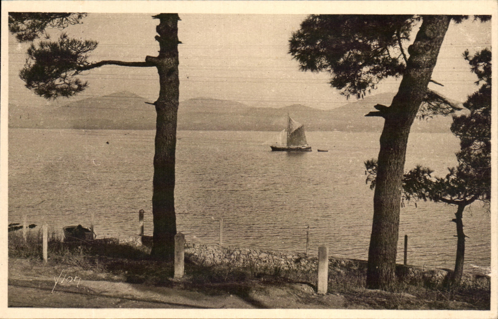 CPA Cote D'Azur Saint Tropez Le Massif de l'Esterel vu de la Route de Saint Tropez