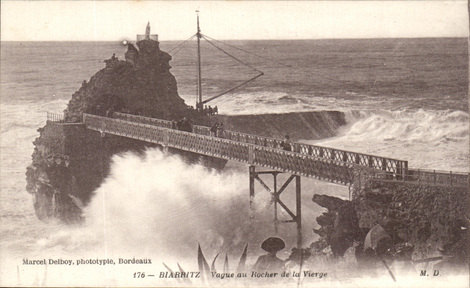 CPA Biarritz Vague au Rocher de la Vierge