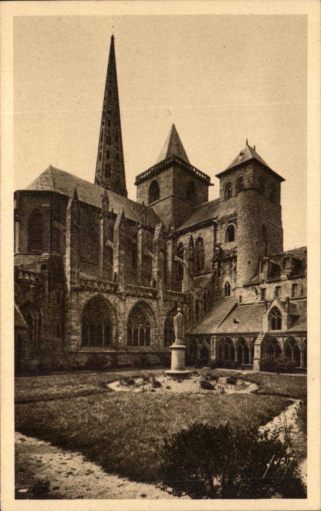 CPA Treguier Abside de la Cathedrale Tour d'Hastings et le Cloitre