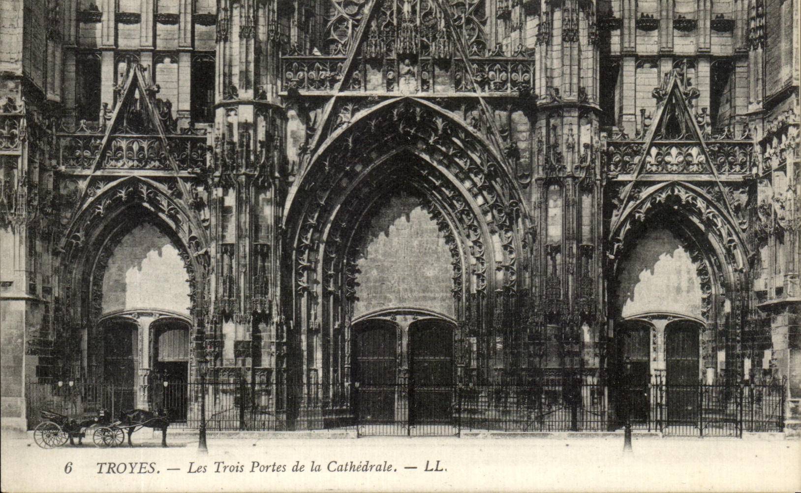 CPA Troyes Les Trois Portes De La Cathedrale