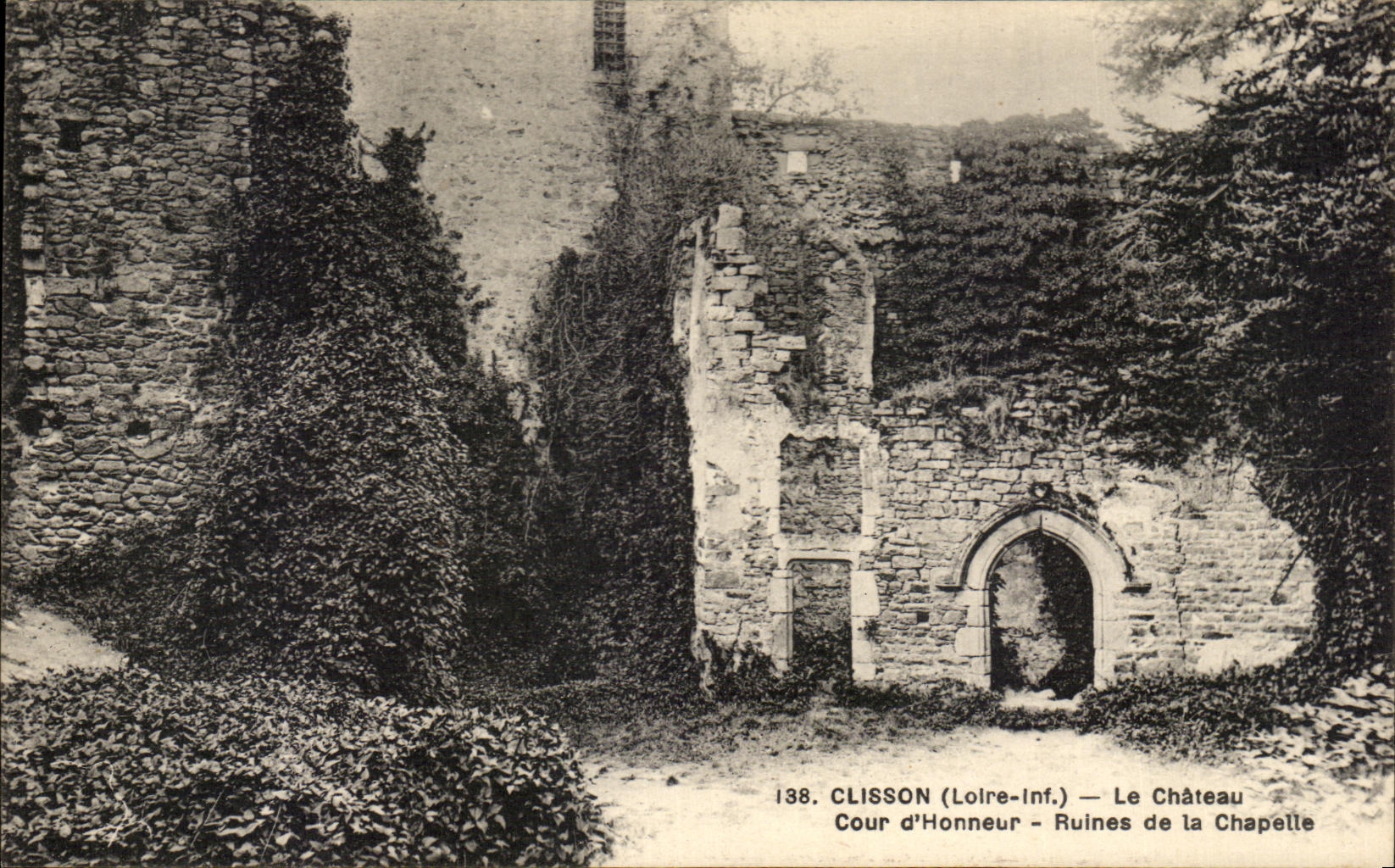 CPA Clisson Le Chateau Cour d'Honneur Ruines de La Chapelle