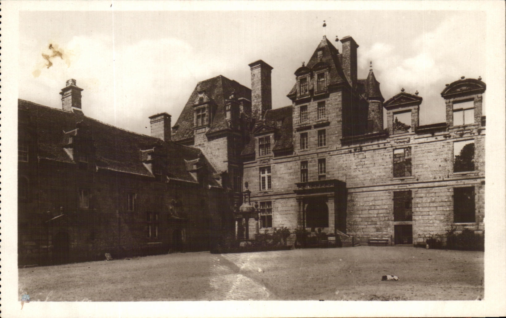 CPA Env de saint Pol De Leon Le Chateau de Kerjean Pavillon Principal