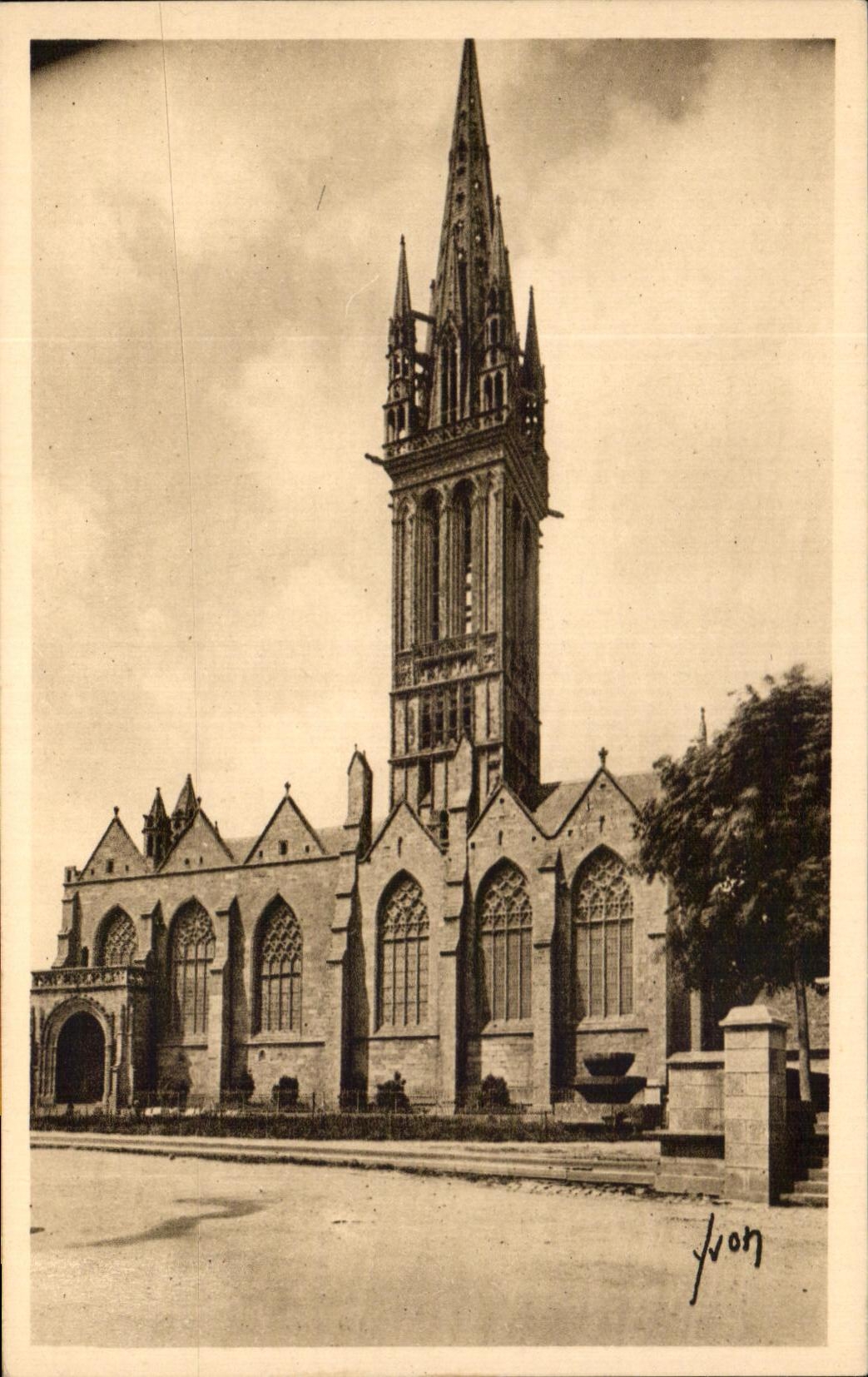 CPA St Pol de Leon Chapelle de Creisker et son Clocher