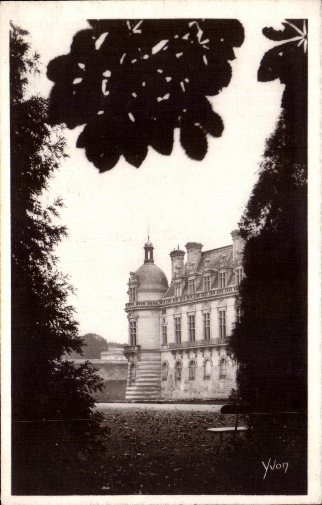 CPA Chateau De Chantilly Une Aile du Chateau Vue Du Parc