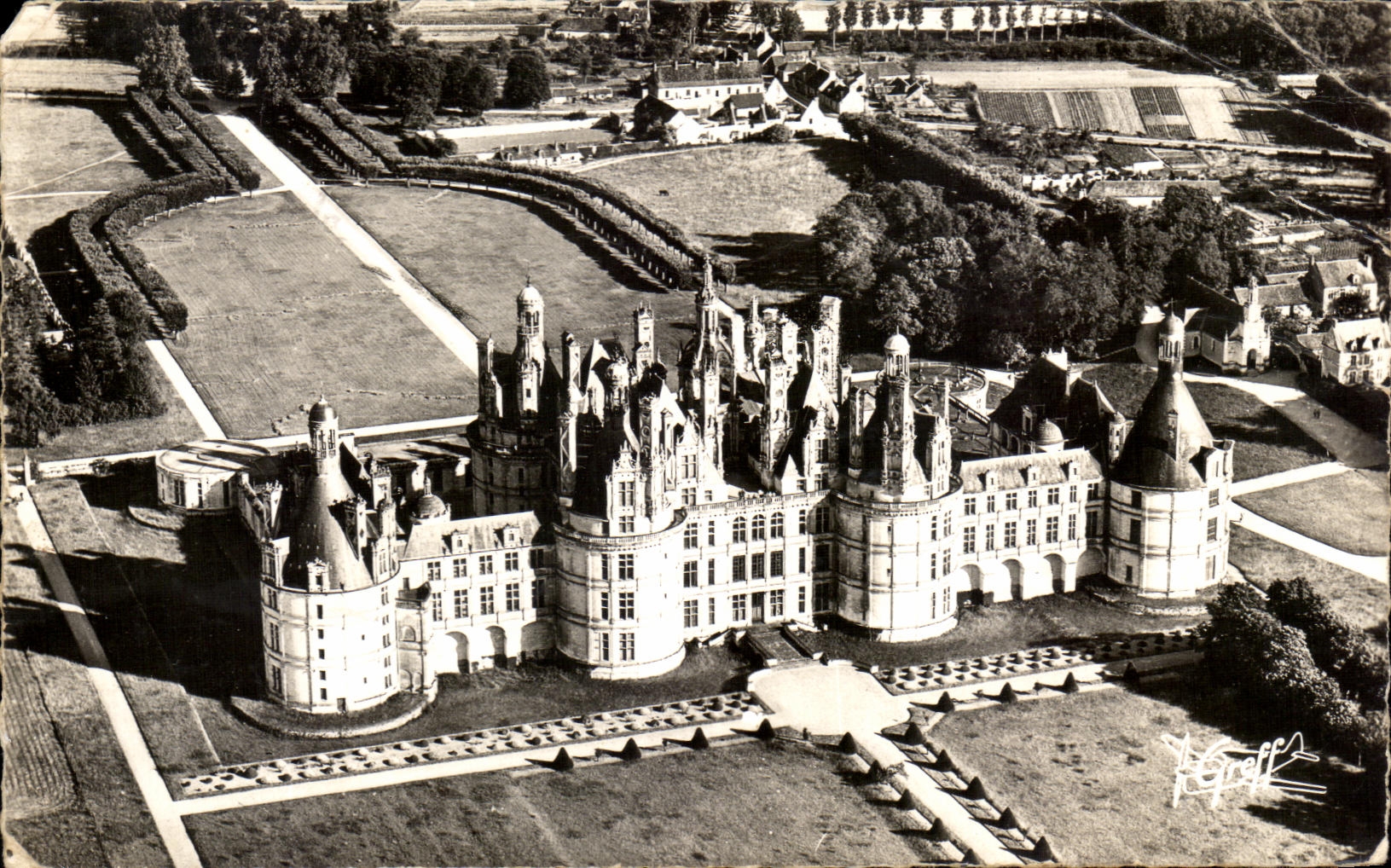 CPSM Chambord Vue Aerienne le chateau les chemines et les Terrasses