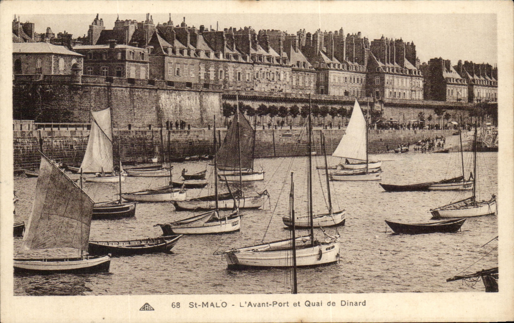 CPA St Malo L'Avant Port et Quai de Dinard Bateaux 