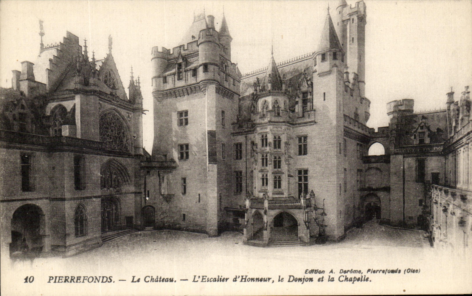 CPA Pierrefonds Le Chateau L'Escalier d'Honneur le Donjon