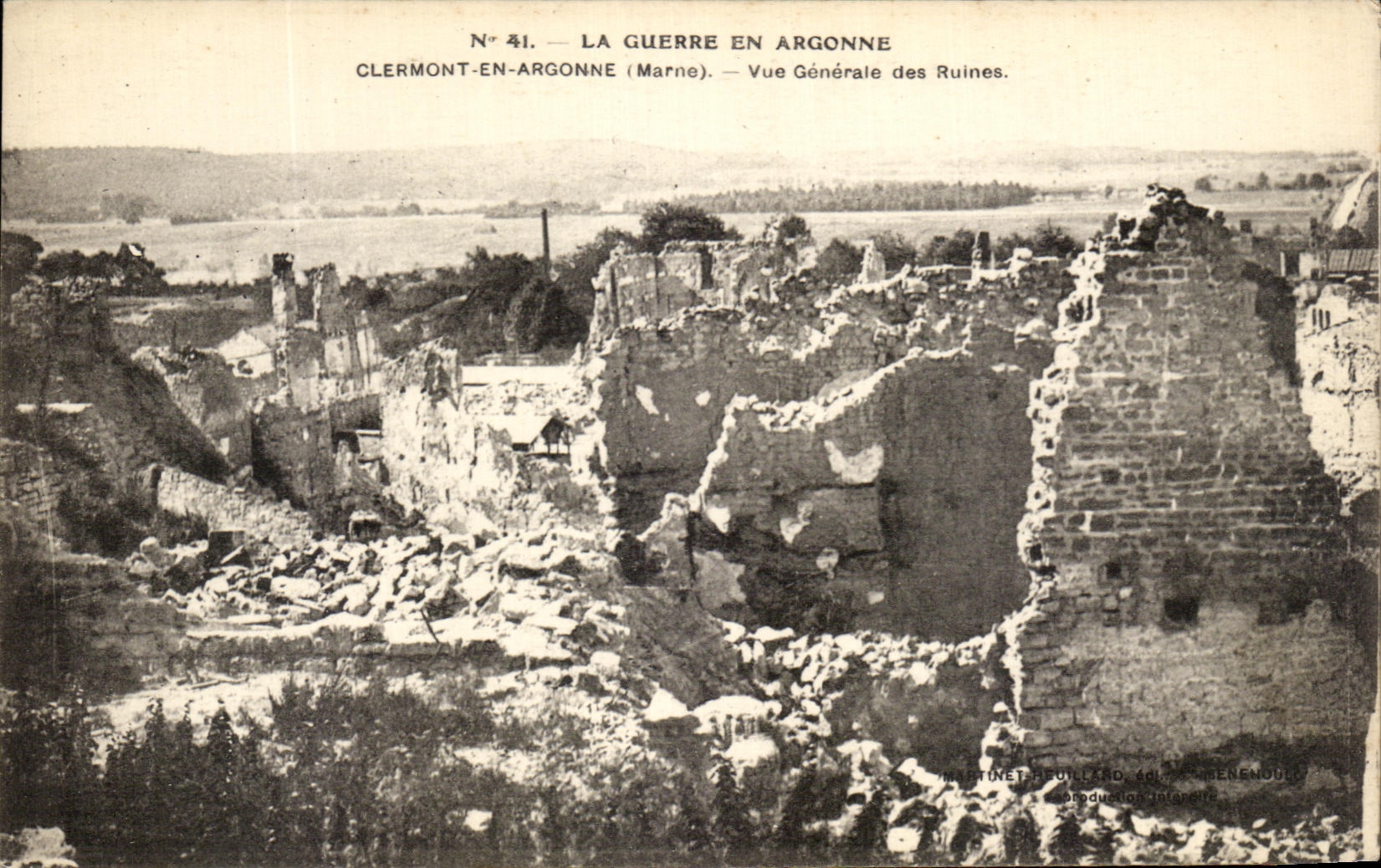 CPA La Guerre en Argonne Clermont en Argonne Vue Generale des Ruines Militaria
