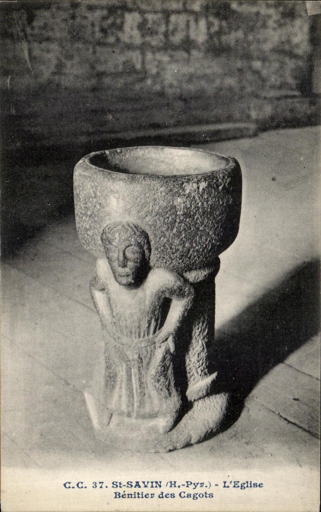 CPA St Savin L'Eglise Benitier des Cagots