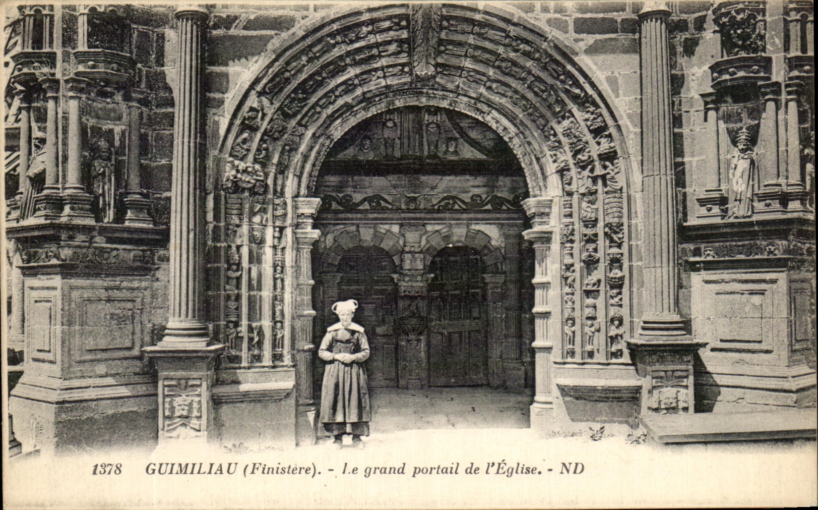 CPA Guimiliau Le grand portail de l'Eglise folklore Costume