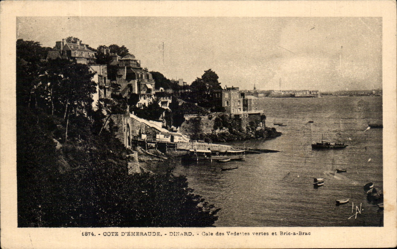 CPA Cote D'Emeraude Dinard Cale des Vedettes Vertes et Bric a Brac