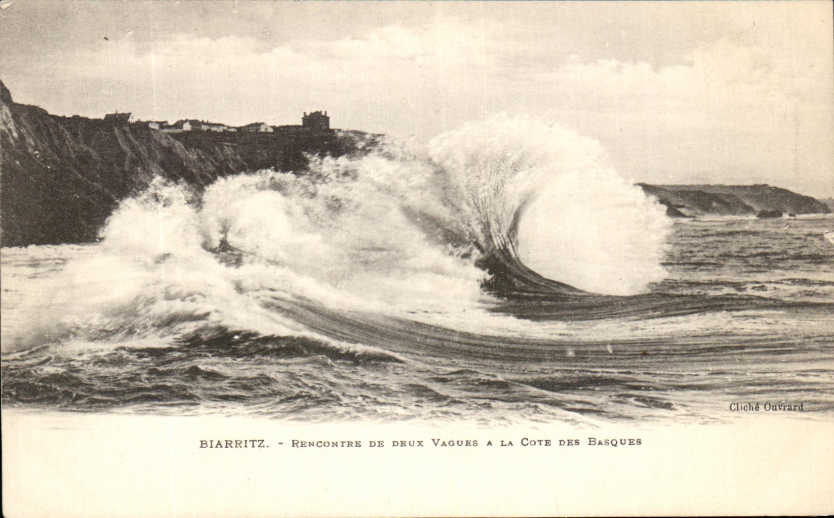 CPA Biarritz Rercontre De Deux Vagues A La Cote Des Basques