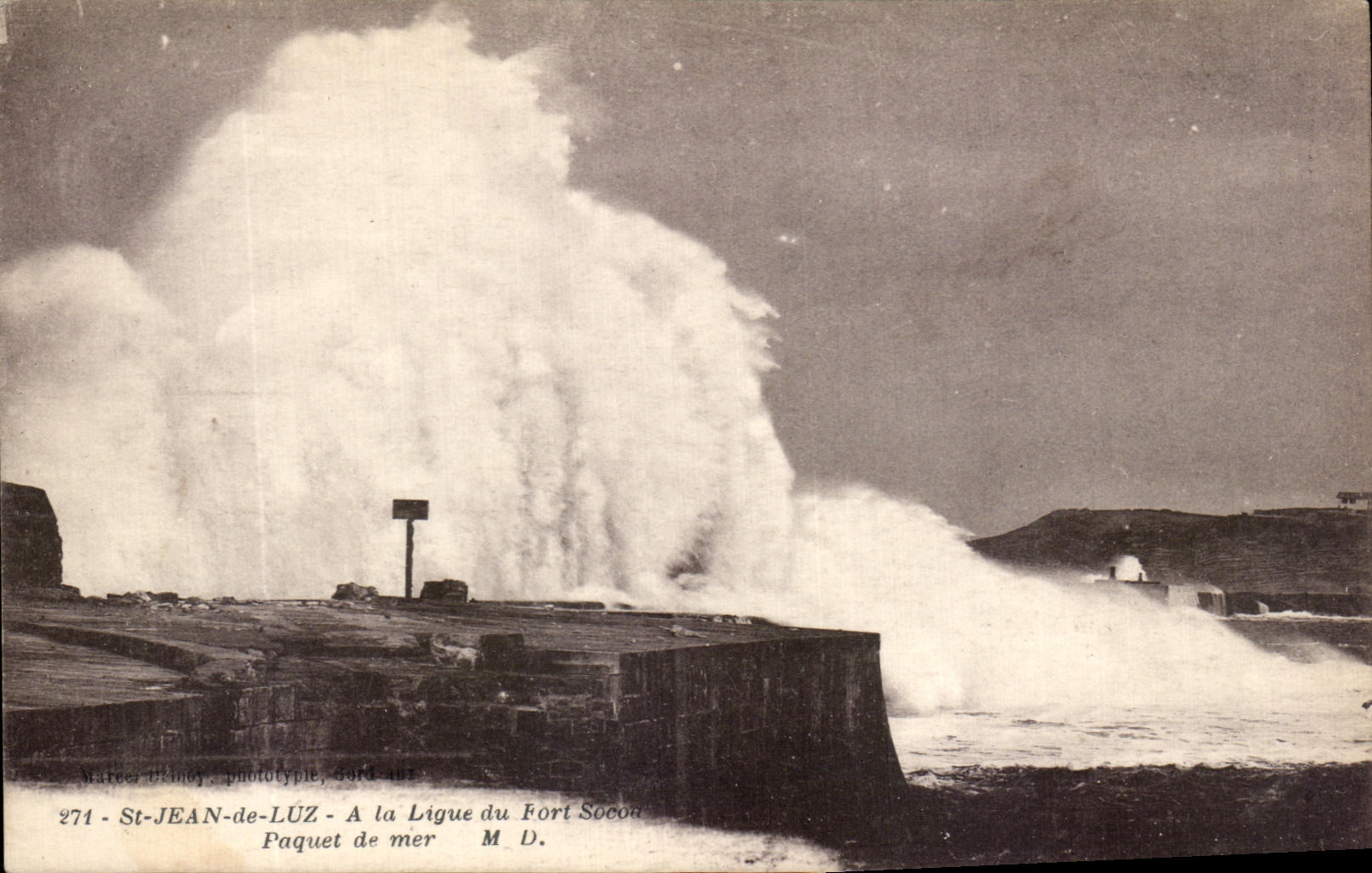 CPA St Jean De Luz A La Digue Du Fort Socou Paquet De Mer