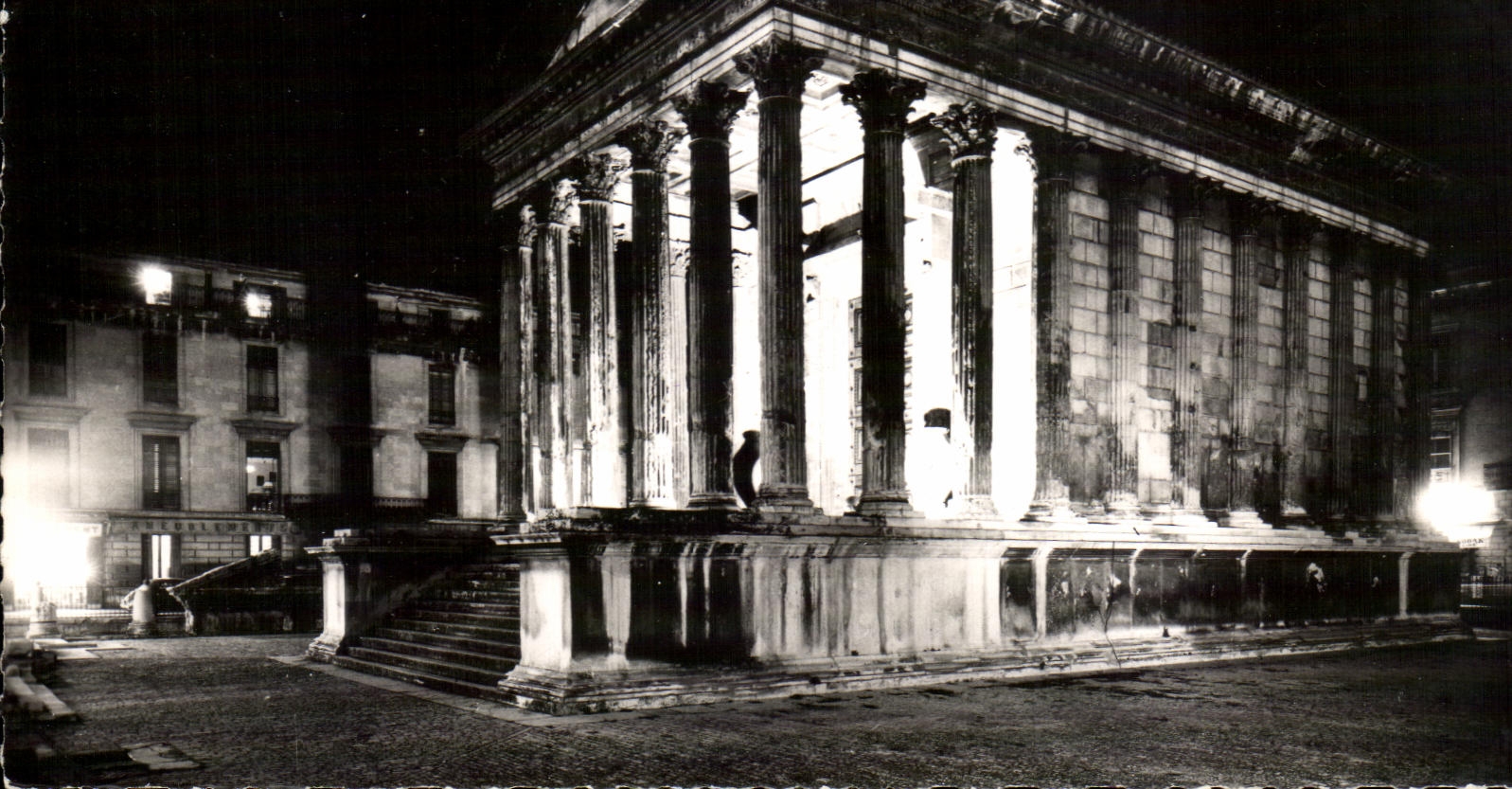 CPSM Nimes La Maison Carree Illuminee