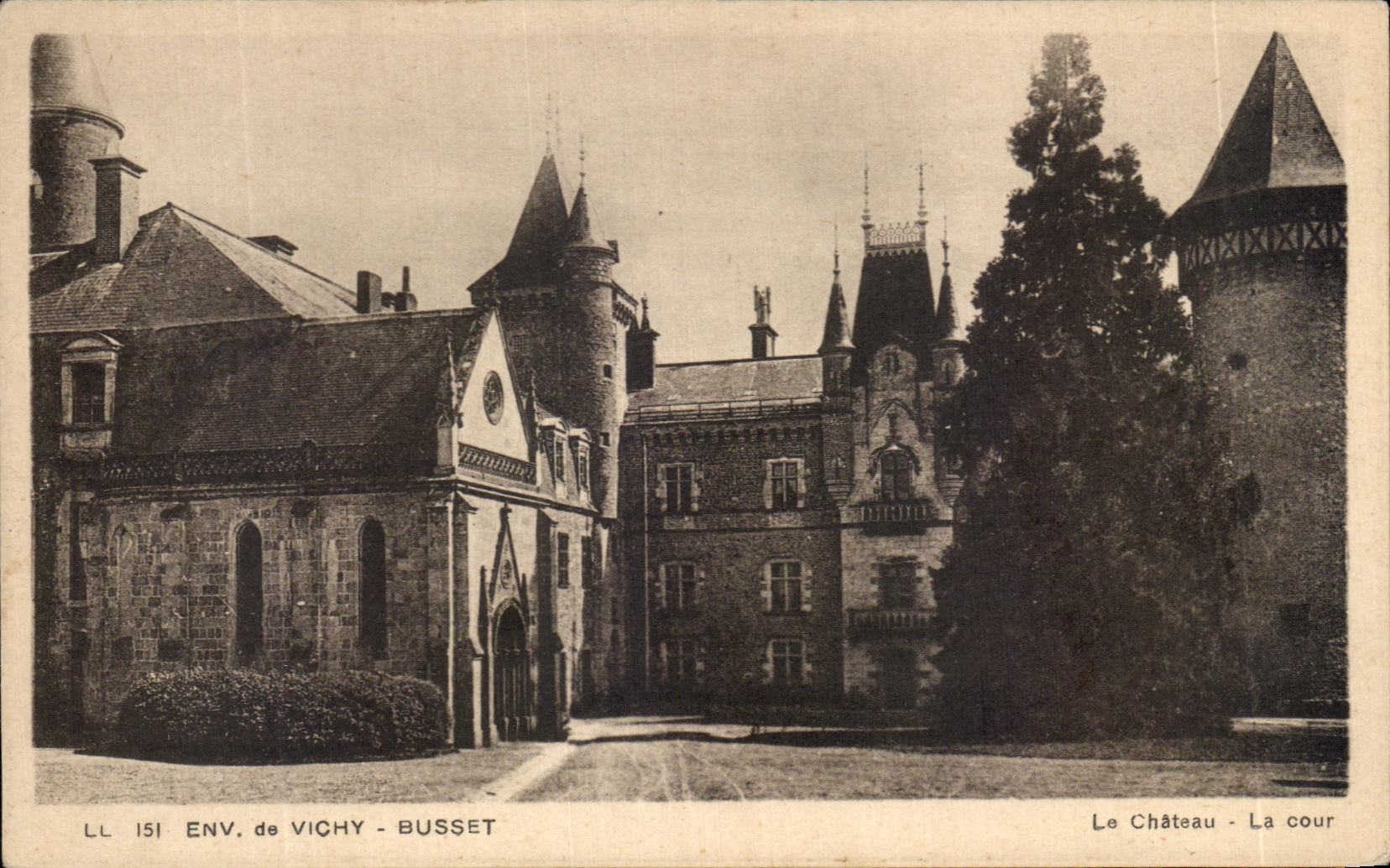 CPA Env de Vichy Busset Le Chateau la Cour