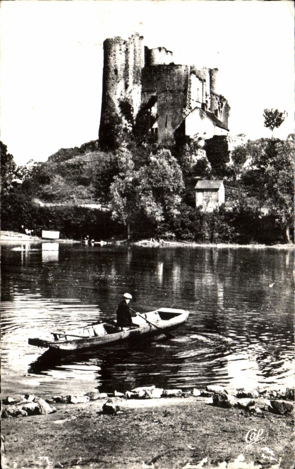 CPA Bourbon L'Archambault Le Chateau vu de lEtang