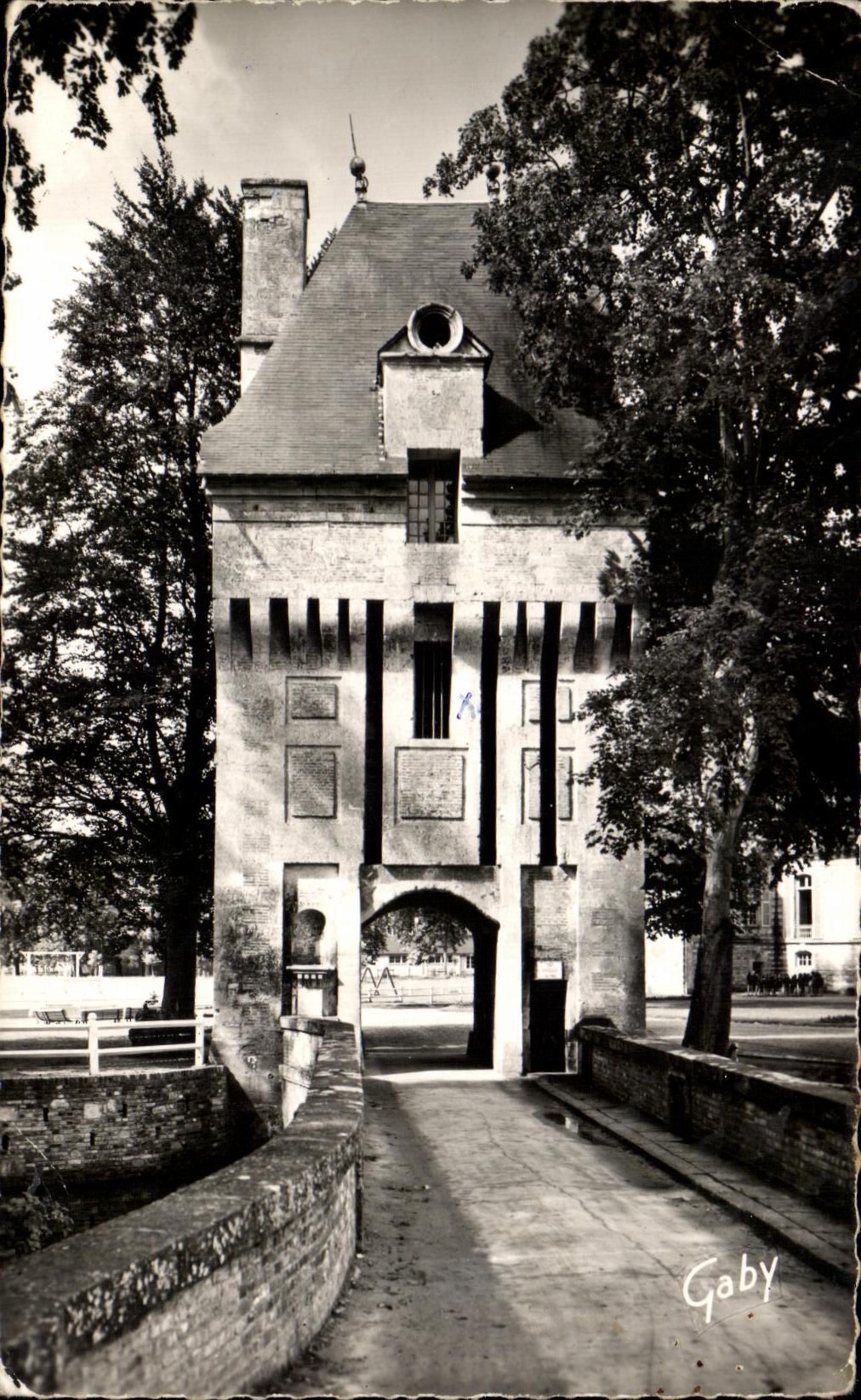 CPA Fervaques La Poteme Entree du Chateau