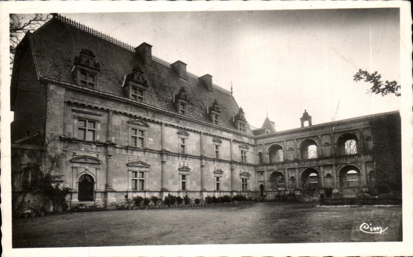 CPA Environs de Rignac Chateau de Bournazel Cour d'honneur